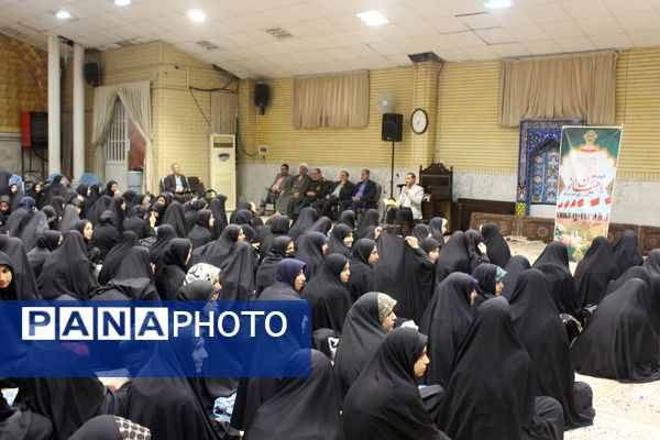 اعزام نخستین گروه از دختران دانش‌آموز ناحیه یک قم به اردوی راهیان نور