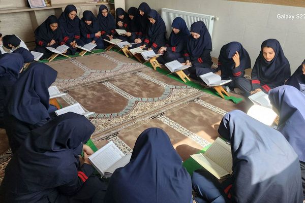 اجرای طرح «لاله‌های روشن» در دبیرستان هیات امنایی فرزانگان با هدف ترویج فرهنگ ایثار