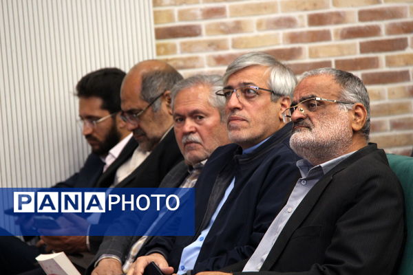 آیین رونمایی کتاب سبیل صورتی در یزد