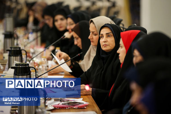 نشست صمیمی وزیر آموزش و پرورش با معلمان نمونه کشوری