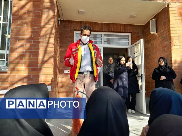 آموزش اطفای حریق و ایمنی به دانش آموزان دبیرستان مادرمهربان خلیل آباد