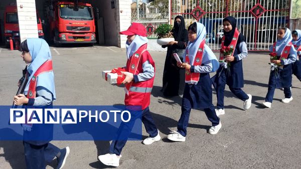 تجلیل از آتش نشانان قهرمانان حماسه آفرین در محل ایستگاه ۵ آتش نشانی مشهد