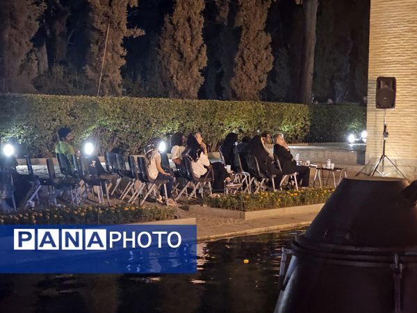 شب حماسه و اندیشه در جهان باغ تاریخی فین کاشان 