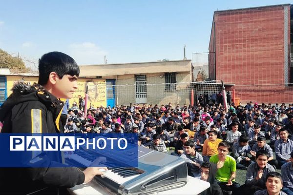 جشن آواها به‌مناسبت دهه فجر در دبیرستان هاشمی رفسنجانی ناحیه 4