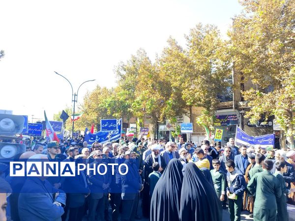 حماسه آفرینی پیشتازان دبستان شهید پسندیده فدافن در راهپیمایی ۱۳ آبان کاشمر