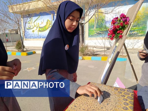 انتخابات شورای دانش آموزی در دبیرستان دخترانه امید 