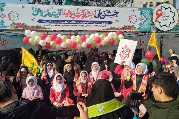نوای دلنشین گروه سرود پیشتازان، روحی تازه در جشن انقلاب
