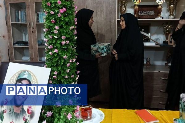 حضور مادر شهید امیرحسین گشانی و قدردانی از معلمان