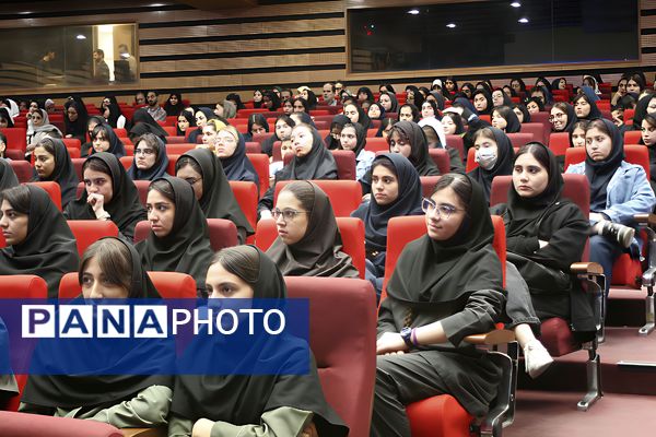 دومین روز از آیین تجلیل از برگزیدگان چهل و دومین دوره مسابقات فرهنگی و هنری دانش‌آموزان شهر تهران