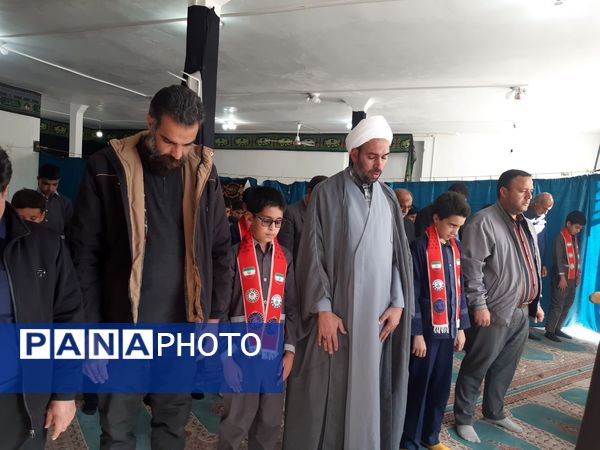 نماز پدر پسری در مدرسه دکتر توسلی