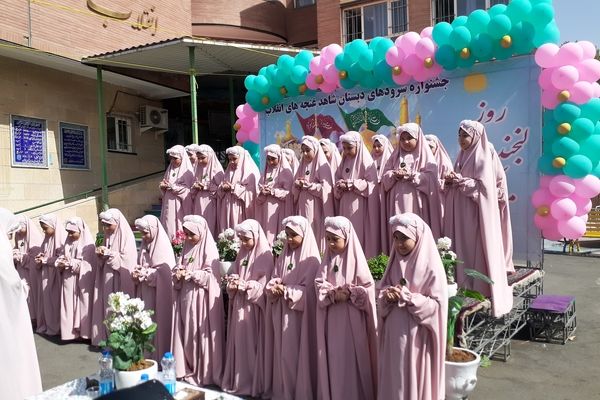 جشنواره سرود‌های دانش‌آموزی در مدرسه شاهد غنچه‌های انقلاب 