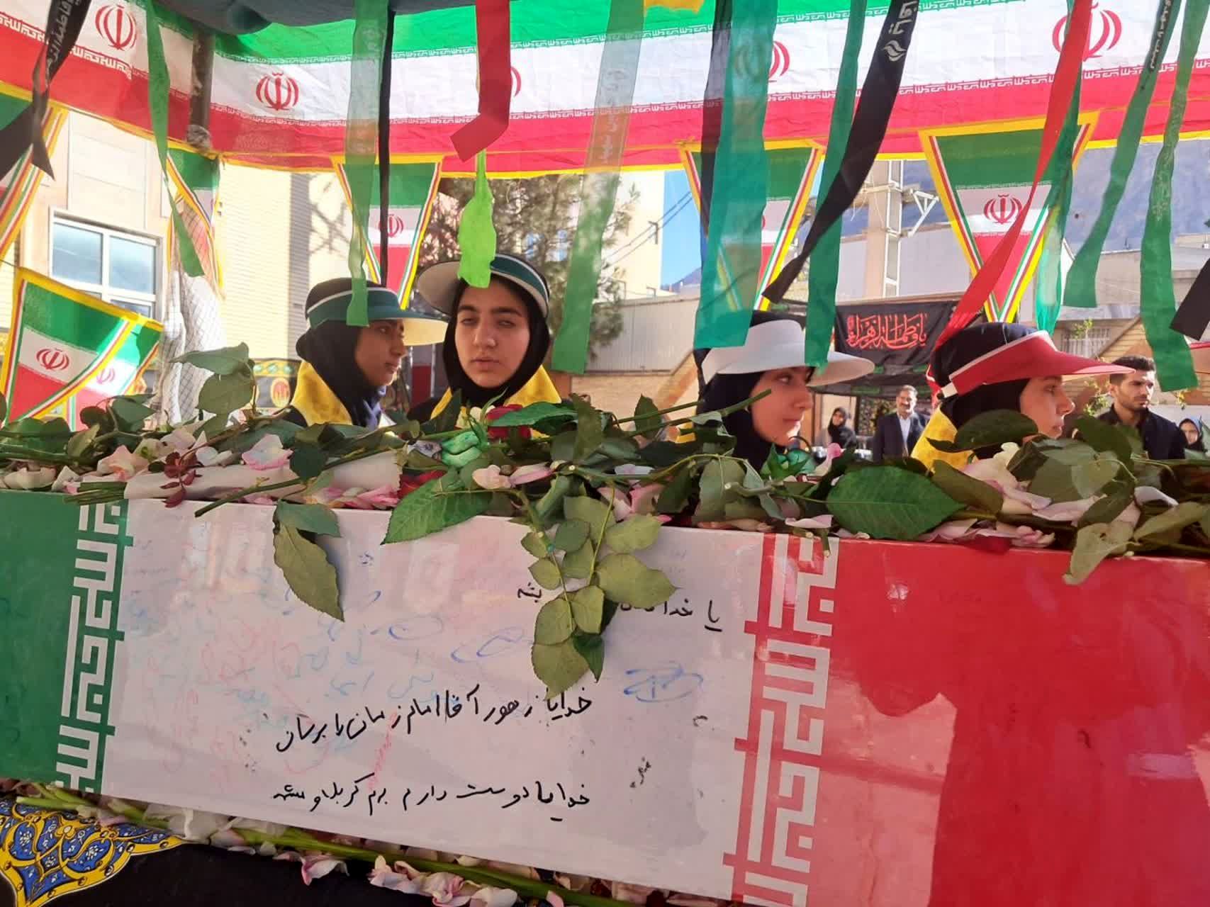 وداع باشکوه دانش‌آموزان خرم‌آباد با شهید گمنام