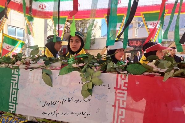 وداع باشکوه دانش‌آموزان خرم‌آباد با شهید گمنام