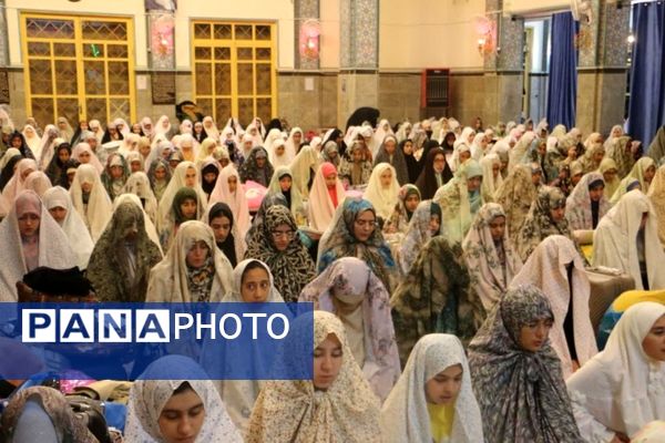 استقبال پرشور دانش‌آموزان شهریاری از آیین معنوی اعتکاف