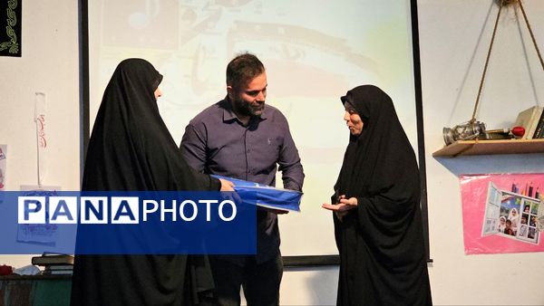 آیین گرامیداشت روز دانش‌آموز با حضور مسئولان منطقه ۱۳ در دبیرستان طلیعه شاهد