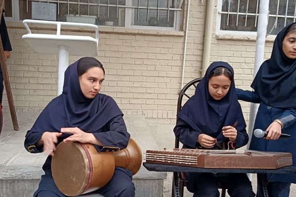 جشنواره کیک و دسر در دبیرستان کوثر فرهنگیان 