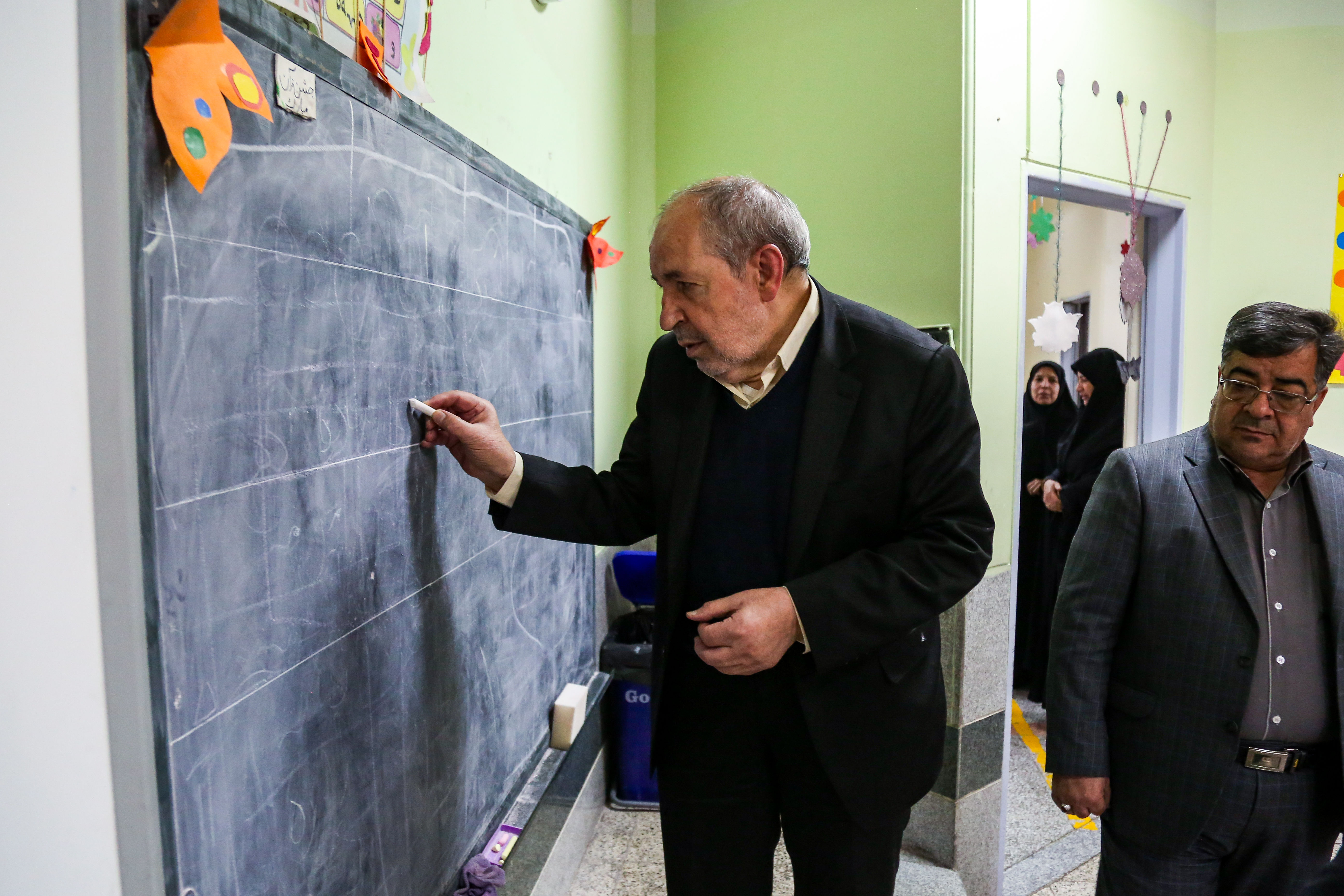 حفظ عزت و هویت معلم، شرط اصلی اصلاح آموزش و پرورش/ معلم رکن اصلی نظام آموزشی کشور است