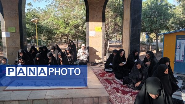قرائت زیارت عاشورا در مزار شهدای گمنام شهر رباط‌سنگ 
