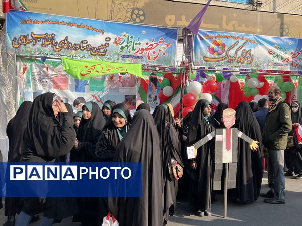 حال و هوای غرفه‌های سازمان دانش‌آموزی و خبرگزاری پانا در راهپیمایی ۲۲ بهمن