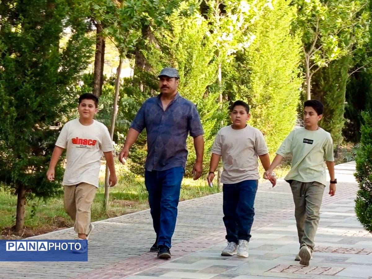قدم هایی به عشق معلمان