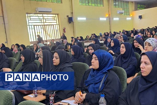 حضور پرشور فرهنگیان ناحیه دو شهرری در کارگاه آموزشی «چگونه میتوانم یک معلم حرفه‌ای باشم»