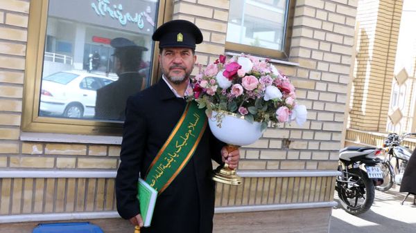 اهدای شاخه‌های گل به بیماران همزمان با ایام نوروز در قم