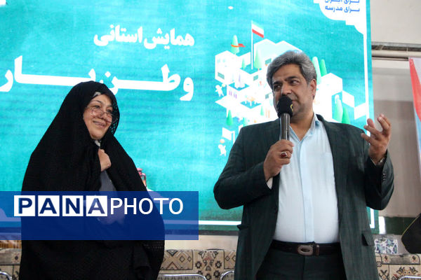 ثبت اثر انگشت هزار دانش‌آموز یزدی پای پرچم ایران