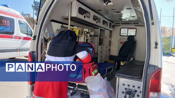 آموزش کمک‌های اولیه مانور زلزله به دانش‌آموزان دبیرستان شهید دهقان