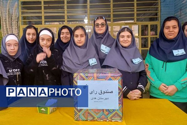 جوانه های دموکراسی در قدس؛شور وهیجان دانش آموزان قدس در انتخابات شورای دانش آموزی