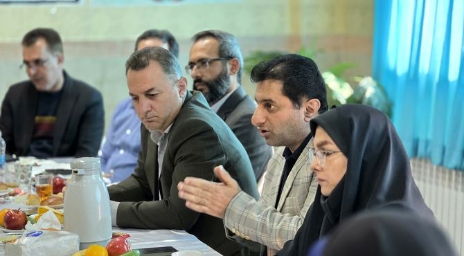 «شبکه همیار مدیران تحولی» محور گفت‌وگوی مسئولان و مدیران مدارس قائمشهر