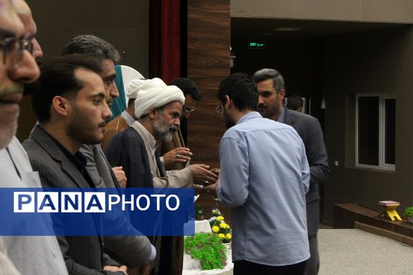 تقدیر از دانش‌آموزان و فرهنگیان برگزیده مسابقات قرآنی در استان قم