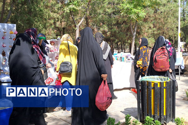 نمایشگاه محصولات دستی بانوان در بوستان نرگس قم