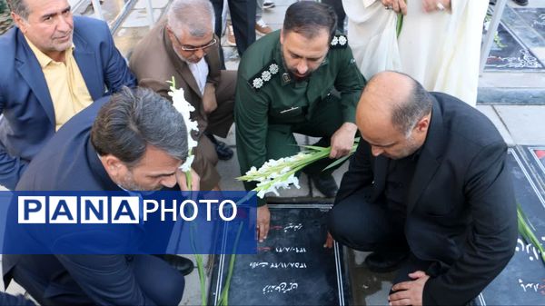 گلباران مزار شهدا به‌مناسبت هفته دفاع مقدس در آستان مقدس امامزاده بی‌بی سکینه ملارد