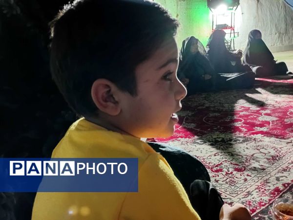 مراسم عزاداری ماه صفر در روستای نقاب در هنگام قطع برق
