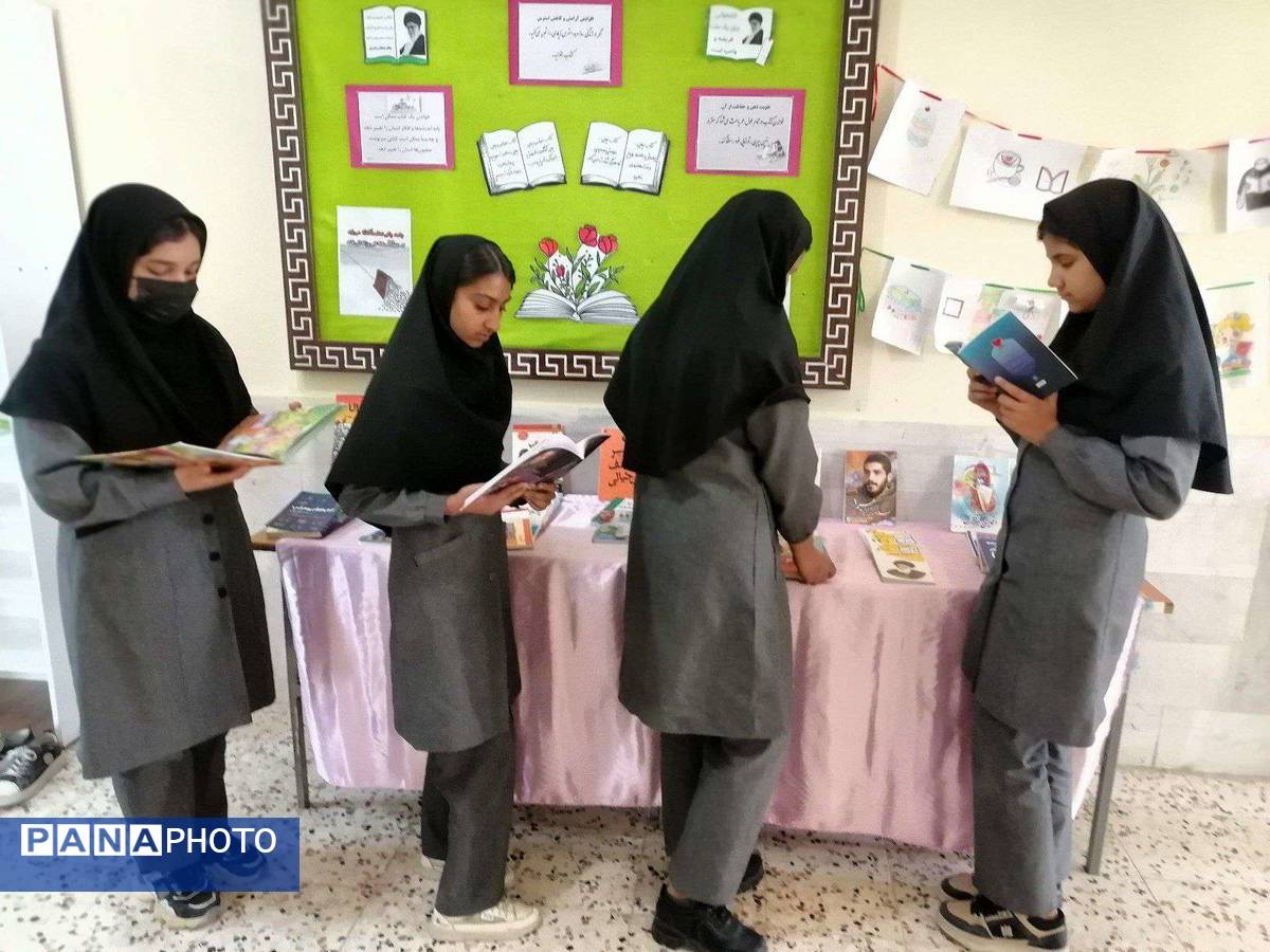 گرامیداشت هفته کتاب و کتابخوانی در دبیرستان حاج مهدی روحانی شهرستان خلیل آباد 