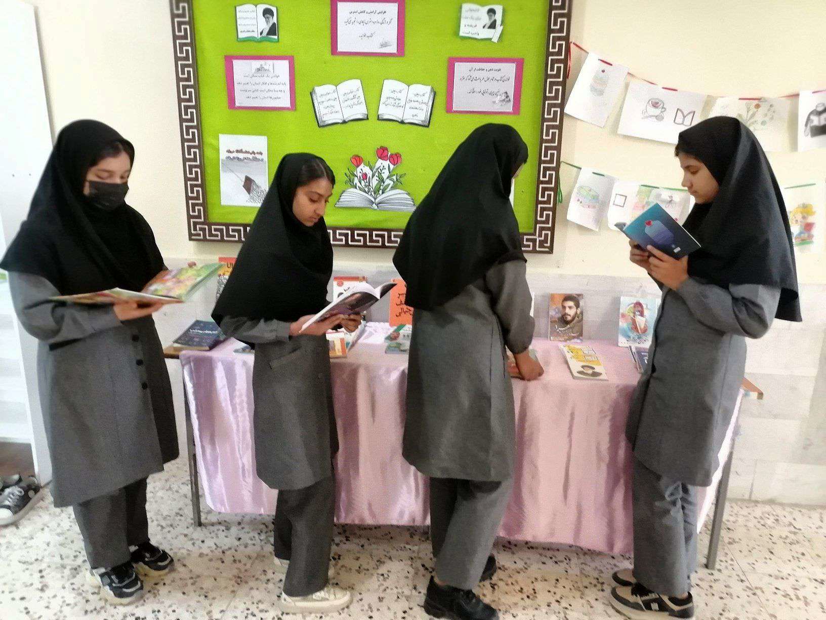 گرامیداشت هفته کتاب و کتابخوانی در دبیرستان حاج مهدی روحانی شهرستان خلیل آباد 