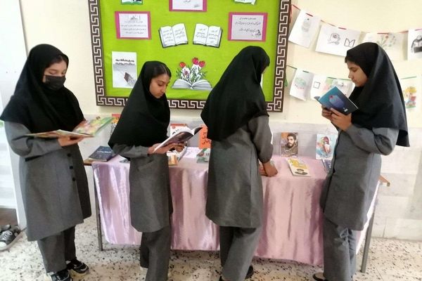 گرامیداشت هفته کتاب و کتابخوانی در دبیرستان حاج مهدی روحانی شهرستان خلیل آباد 
