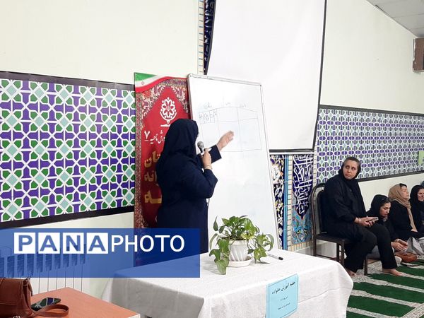 اولین جلسه هدایت تحصیلی برای والدین در دبیرستان صدیقه یک 