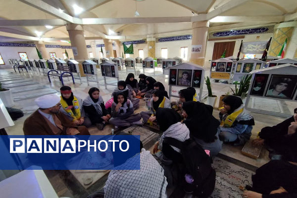 تجدید میثاق دانش‌آموزان دبیرستان رضوان بوشهر با شهدا