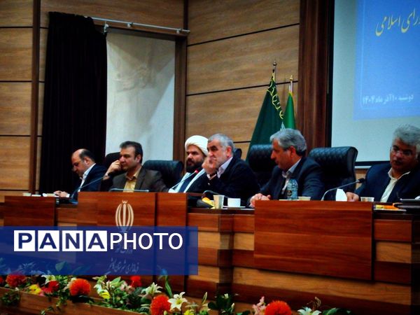 نایب رئیس مجلس شورای اسلامی پای درد دل فعالان اقتصادی نشست