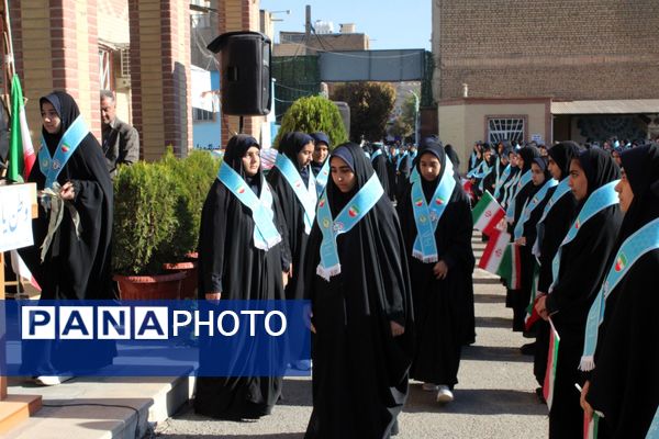 جوشش غیرت و همدلی دانش‌آموزان رباط‌کریم در مراسم وطن‌یار