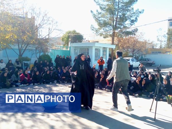 تئاتر خیابانی ارتفاعات الله اکبر در دبیرستان فاطمیه