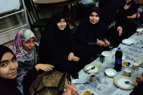 ضیافت افطاری ماه مبارک رمضان در دبیرستان پژمان بختیاری ناحیه یک مشهد 