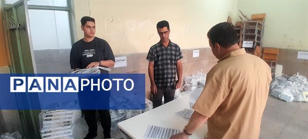 توزیع کتاب درسی دانش‌آموزان دبیرستان شهدای انقلاب اسلامی ناحیه 3 کرج