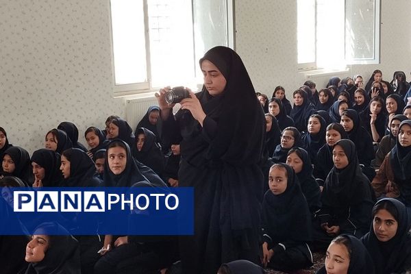 آشنایی با نیروی انتظامی گامی به سوی ارتقاء امنیت در مدرسه زکیه صباشهر