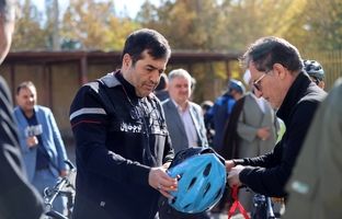 دوچرخه‌سواری وزیر ورزش و جوانان همراه مردم بناب  