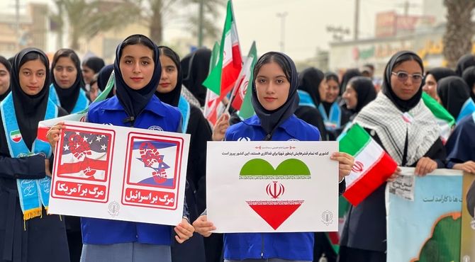 حضور پرشور دانش‌آموزان سیریک در راهپیمایی ۱۳ آبان