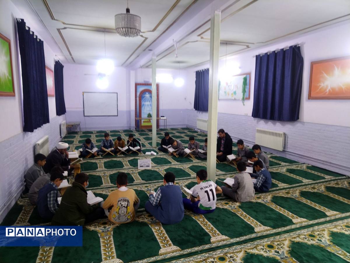 محفل انس با قرآن کریم در دبستان فضیلت کاشمر 
