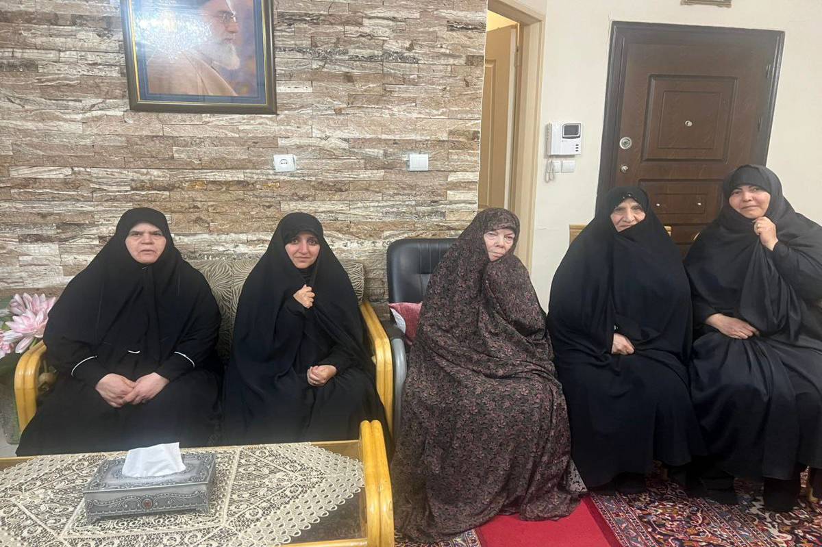 دیدار معاون رئیسجمهور در امور زنان و خانواده با مادر شهید باقری