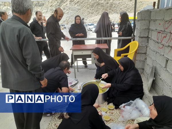 روز اربعین، در مواکب پل سیمره، خدمات‌رسانی به زائران حسینی همچنان ادامه دارد